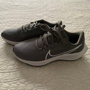 NEW Nike Women's Air Zoom Pegasus 38 Shoes Gunsmoke/White | Size 6